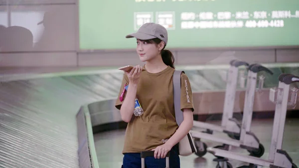 中国女孩团体 Snh48 的李一通于2017年7月18日在中国南方广东省广州市白云国际机场合影 — 图库照片