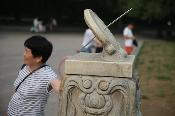 Turista Chino Posa Con Reloj Sol Empañado Por Graffiti Dejado — Foto de Stock