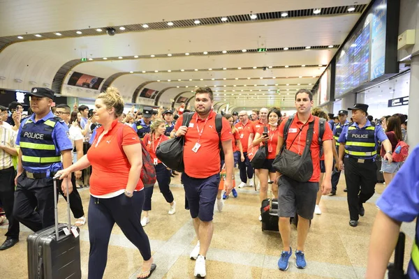 Hráči Štábní Pracovníci Arsenal Jsou Příjezdu Pekingském Hlavním Mezinárodním Letišti — Stock fotografie