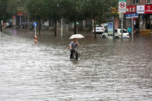 Lokal Bosatt Rider Översvämmad Väg Som Orsakas Skyfall Shenyang City — Stockfoto