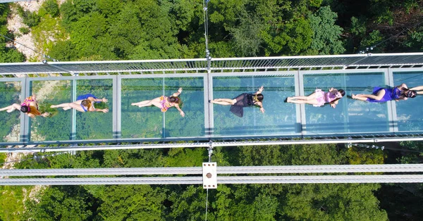 Mulheres Graduadas Vestidas Biquínis Posam Para Fotos Formatura Ponte Vidro — Fotografia de Stock