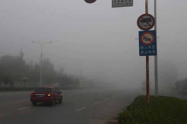 Carro Visto Vagamente Nevoeiro Pesado Cidade Yinchuan Noroeste China Ningxia — Fotografia de Stock