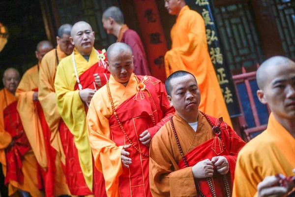 Los Monjes Avanzan Durante Primer Gran Encuentro Abierto Para Todos —  Fotos de Stock