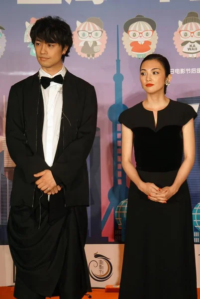 日本の女優 田中麗奈と俳優斎藤工 上海国際映画祭 中国で 2017 日の間に日本映画週間の歓迎夕食会に出席します — ストック写真