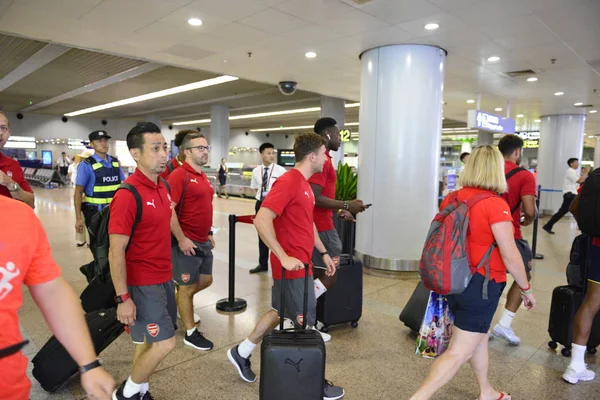 Hráči Štábní Pracovníci Arsenal Jsou Příjezdu Pekingském Hlavním Mezinárodním Letišti — Stock fotografie