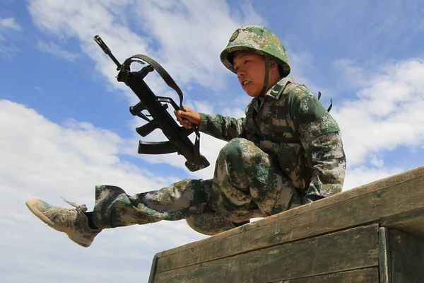 Seorang Tentara Tiongkok Dari Pla Tentara Pembebasan Rakyat Mengambil Bagian — Stok Foto
