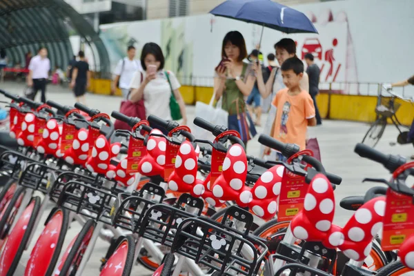 中国自転車共有サービス Mobike のミニー マウスをテーマにした自転車は 2017 上海で道路上に並んで — ストック写真