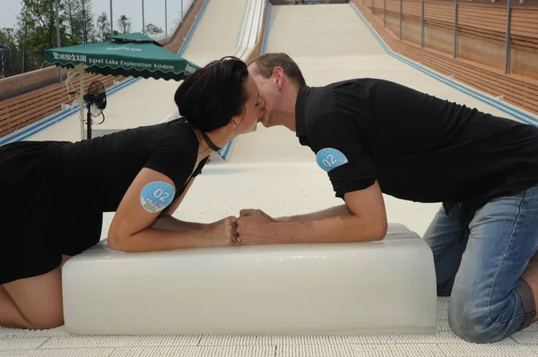 Couple Lovers Leaning Ice Block Kiss Each Other Kissing Competition — Stock Photo, Image