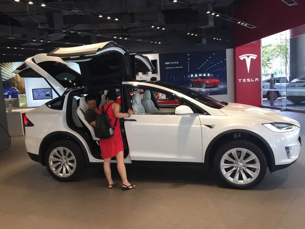 Clienti Guardano Auto Elettrica Model Negozio Distribuzione Tesla Nella Città — Foto Stock