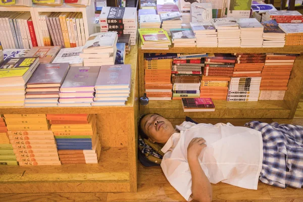 Een Chinese Sleeper Wordt Afgebeeld Rusten Een Uurs Boekhandel Overnachten — Stockfoto