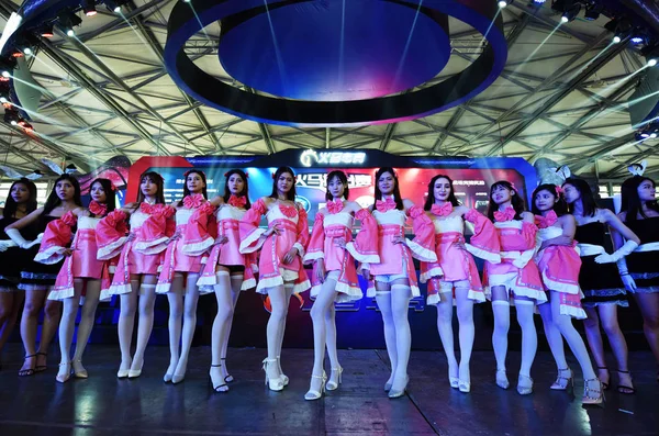 Showgirls Posieren Auf Der Bühne Während Der China Digital Entertainment — Stockfoto