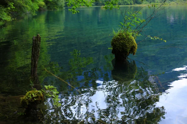 Jiuzhaigou Ngawa チベットと蔡自治県南西部の中国四川省の地震後 Jiuzhaigou 谷でその美しさを取り戻し7 たミラー湖の眺め 月2017 — ストック写真