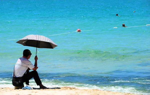 Turista Observa Sus Compañeros Divirtiéndose Agua Contaminada Con Algas Color — Foto de Stock