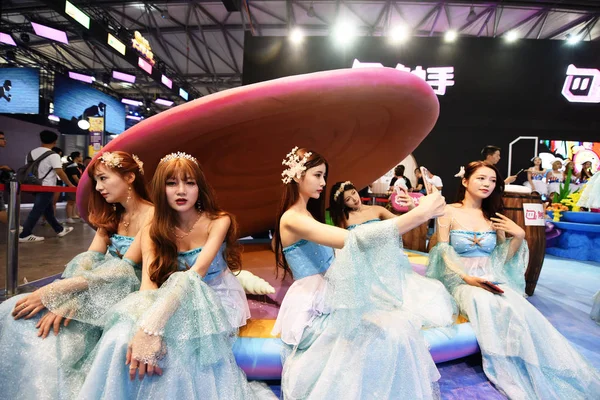 Showgirls Posent Lors 15E China Digital Entertainment Expo Également Connu — Photo