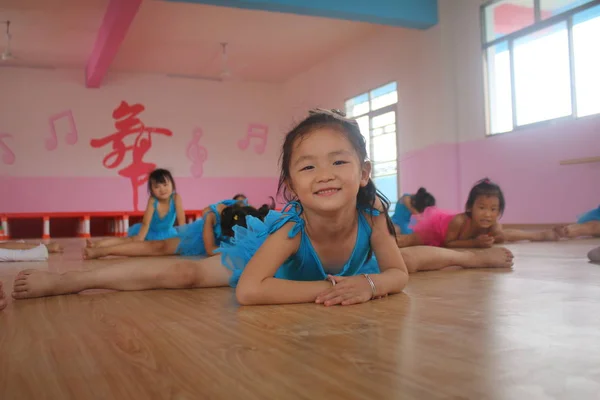 Китайские Девочки Посещают Уроки Танцев Время Летних Каникул Городе Цзиань — стоковое фото