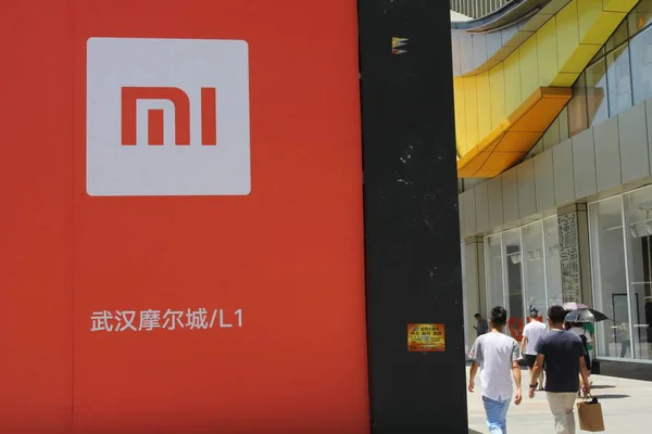 Los Peatones Pasan Por Delante Anuncio Xiaomi Ciudad Wuhan Provincia — Foto de Stock