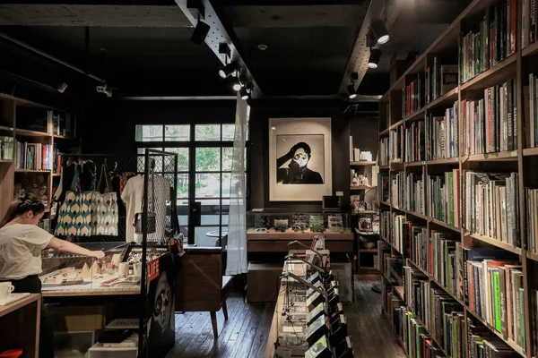 Innenansicht Einer Buchhandlung Genannt Mix Place Der Hengshan Road Shanghai — Stockfoto