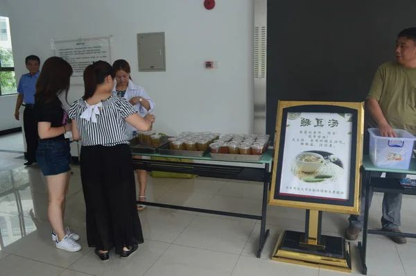 Students Teachers Get Free Mung Bean Soup Provided Logistics Support — стоковое фото