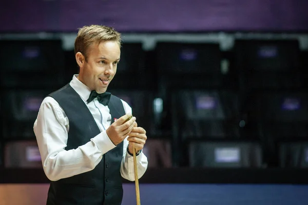 Ali Carter Inglaterra Marca Señal Mientras Considera Tiro Shaun Murphy —  Fotos de Stock