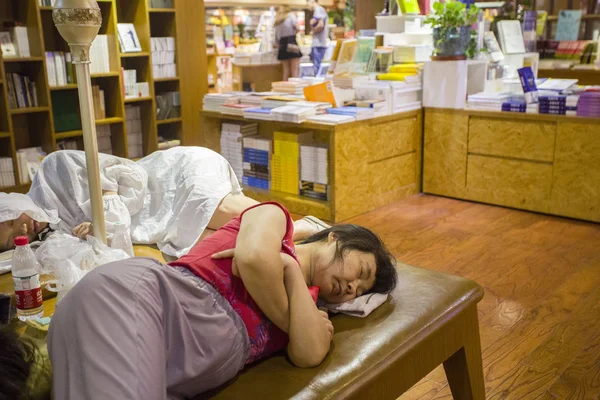 Китайские Кроты Отдыхают Круглосуточном Книжном Магазине Городе Хэфэй Провинция Аньхой — стоковое фото