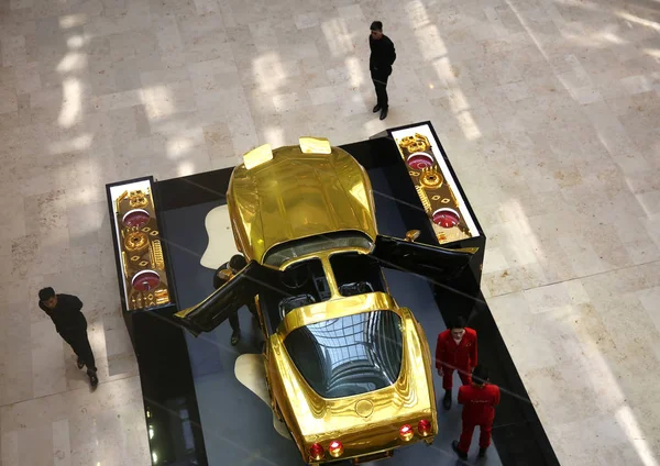 Automóvil Deportivo Dorado Exhibe Exposición Ordinary Becomes Preciousn Cartier Zona — Foto de Stock
