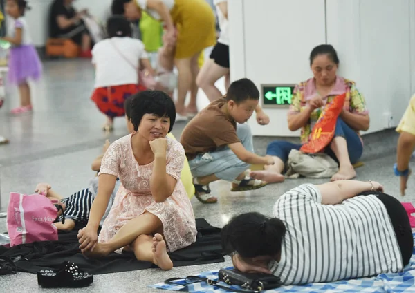 Folk Hviler Undergrunnsstasjon Med Klimaanlegg Unnslippe Heten Brennende Dag Hangzhou – stockfoto