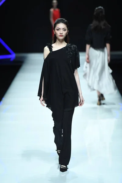 Modelo Exibe Uma Nova Criação Asahi Kasei Chinese Fashion Designer — Fotografia de Stock