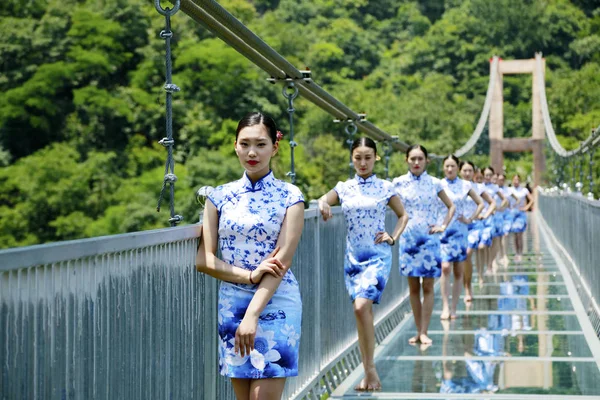 Mulheres Graduadas Vestidas Cheongsam Também Conhecido Como Qipao Chinês Posar — Fotografia de Stock