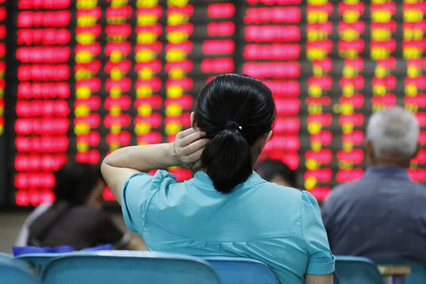 中国投资者关注中国东部江苏省南京市一家股票经纪公司的股价 价格上涨为红色 价格下跌为绿色 2017年7月19日 — 图库照片