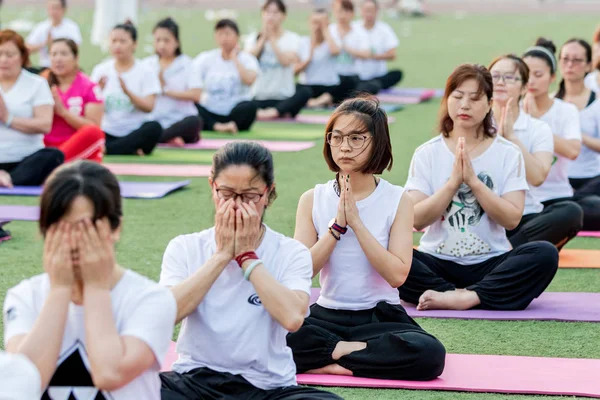 Chinesische Enthusiasten Weiß Führen Yoga Unter Anleitung Der Indischen Yoga — Stockfoto