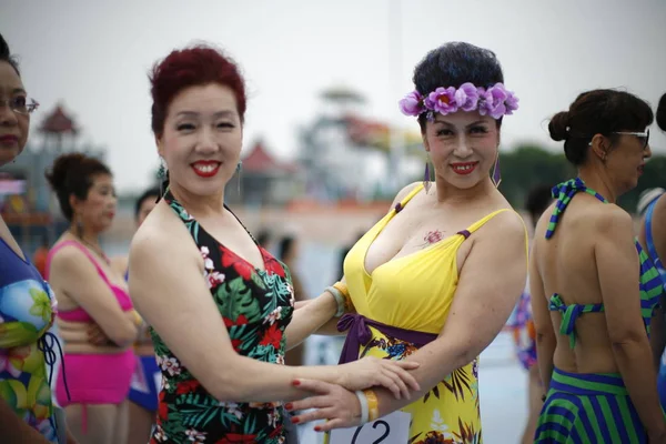 Mujeres Chinas Mayores Vestidas Bikini Posan Durante Concurso Bikini Mediana — Foto de Stock