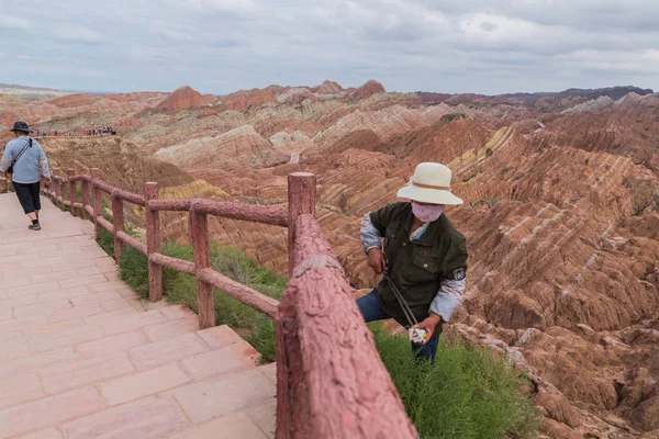 Year Old Chinese Cleaner Surnamed Collects Garbage Steep Mountain Zhangye — Stock Photo, Image