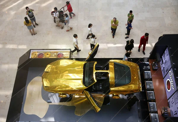 Pessoas Olham Para Carro Esporte Dourado Exibido Exposição Ordinary Becomes — Fotografia de Stock