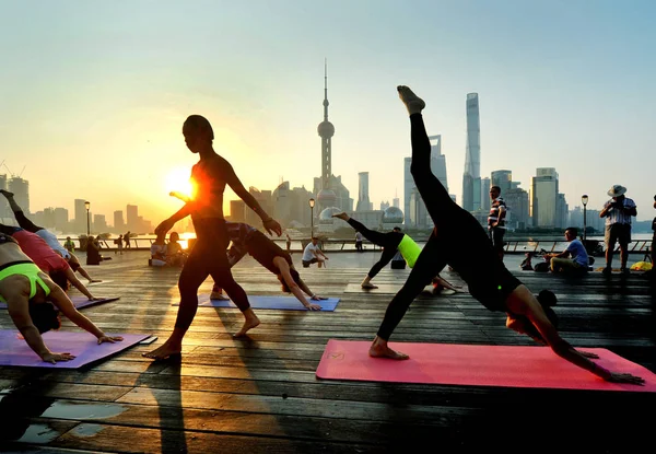 Frühmorgendliche Szenen Auf Dem Bund Der Yoga Enthusiasten Mit Der — Stockfoto