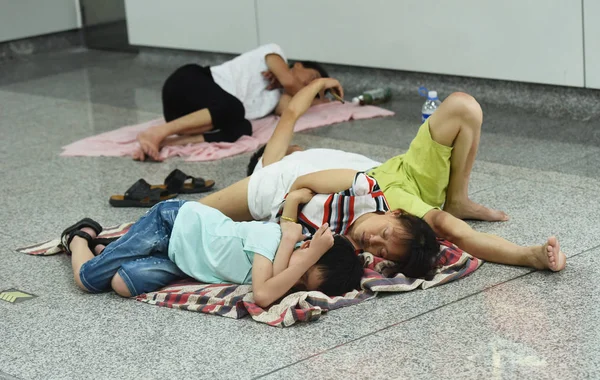 Gente Descansa Una Estación Metro Con Aire Acondicionado Para Escapar —  Fotos de Stock
