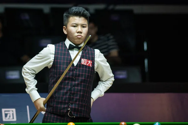 Zhou Yuelong Van China Beschouwt Een Schot Aan Shaun Murphy — Stockfoto