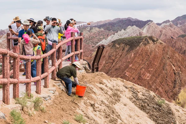 Year Old Chinese Cleaner Surnamed Collects Garbage Steep Mountain Zhangye — Stock Photo, Image