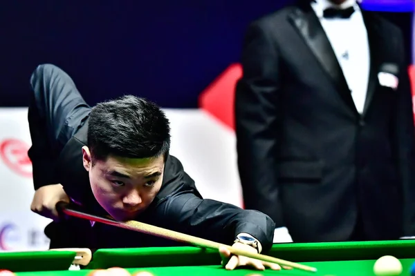 Ding Junhui China Joga Tiro Para Paul Davison Inglaterra Sua — Fotografia de Stock