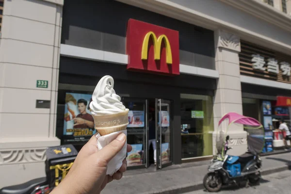 Cliente Possui Sorvete Mcdonald Frente Restaurante Fast Food Mcdonald Xangai — Fotografia de Stock