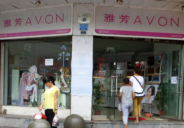 Gyalogosok Elsétálnak Store Avon Yichang City Közép Kína Hubei Tartomány — Stock Fotó