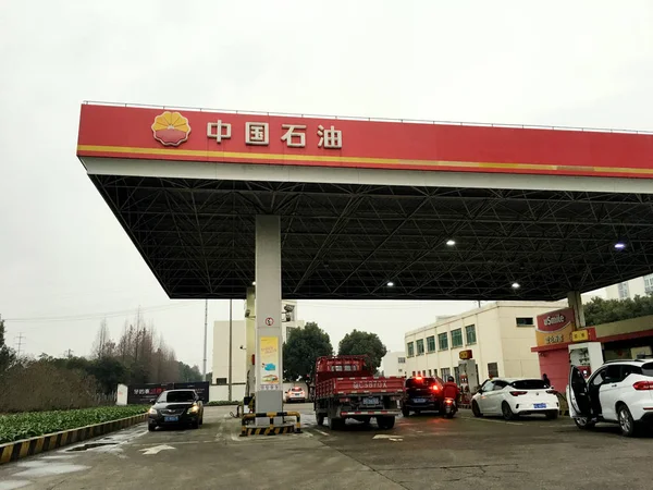 Carros Estão Sendo Reabastecidos Posto Gasolina Cnpc China National Petroleum — Fotografia de Stock