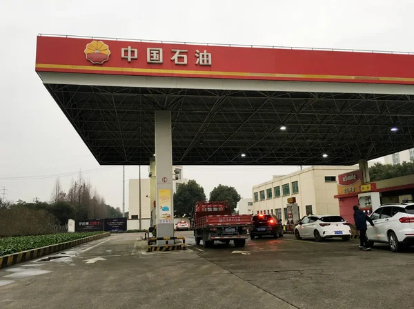 Αυτοκίνητα Είναι Refueled Ένα Βενζινάδικο Της Cnpc Κίνα Εθνικό Petroleum — Φωτογραφία Αρχείου