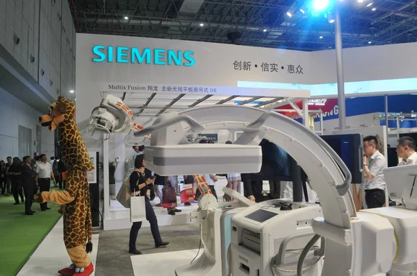 Άνθρωποι Επισκέπτονται Περίπτερο Της Siemens Κατά Διάρκεια Μιας Δίκαιης Στη — Φωτογραφία Αρχείου
