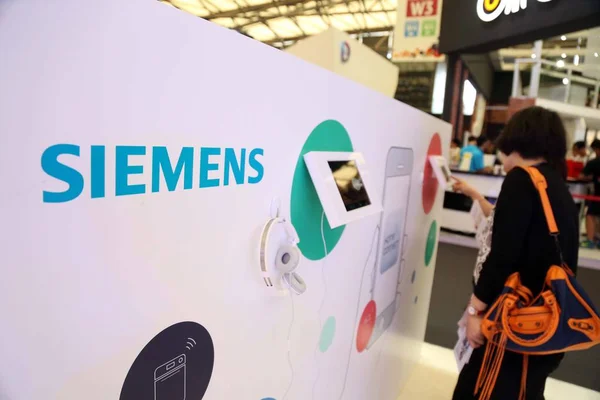 Människor Besöker Montern Siemens Mobile World Congress 2015 Shanghai Kina — Stockfoto