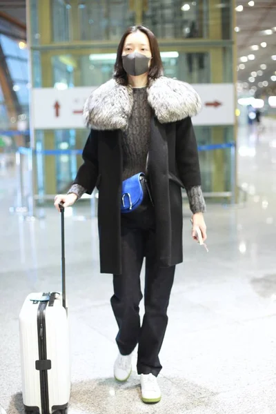 2019年1月9日 中国女演员 模特杜娟抵达北京首都国际机场 然后出发 — 图库照片