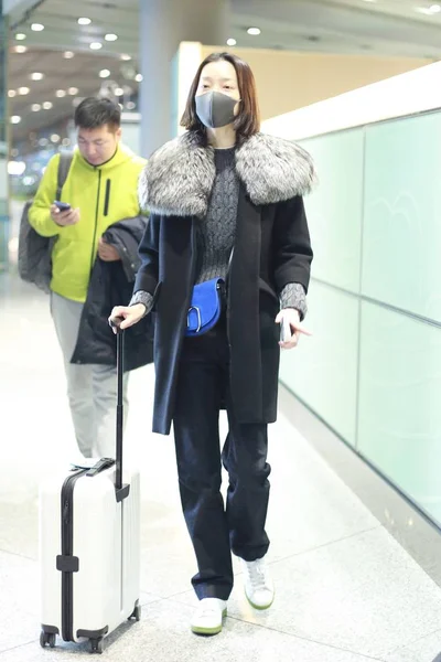 2019年1月9日 中国女演员 模特杜娟抵达北京首都国际机场 然后出发 — 图库照片