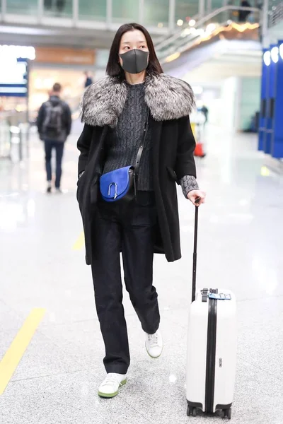 Κινεζική Ηθοποιός Και Μοντέλο Χουάν Φτάνει Στο Αεροδρόμιο Στη Σαγκάη — Φωτογραφία Αρχείου