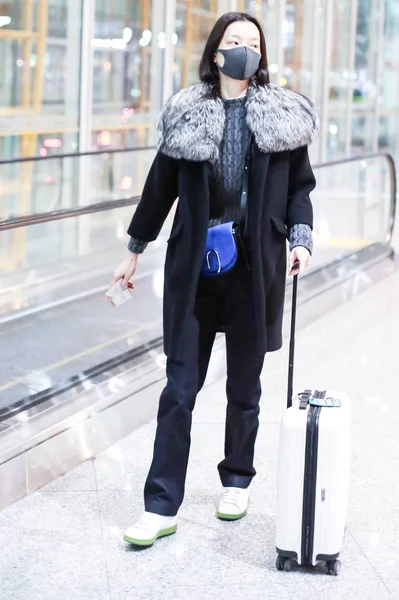 Kinesisk Skådespelerska Och Modell Juan Anländer Beijing Capital International Airport — Stockfoto