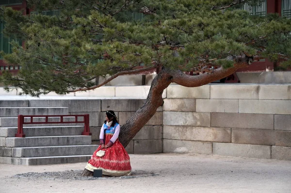 Turista Vestido Con Trajes Tradicionales Coreanos Visita Gyeongbokgung También Conocido — Foto de Stock