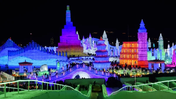 2019年1月5日 在中国东北黑龙江省哈尔滨市 第20届中国哈尔滨冰雪世界200日展出的照明冰雕 — 图库照片